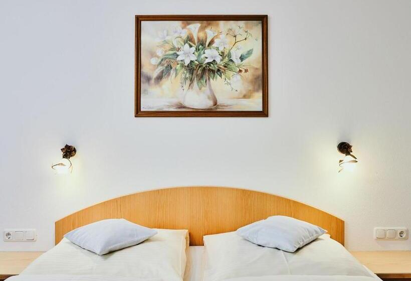 2ベッドルームアパートメント, Rustika