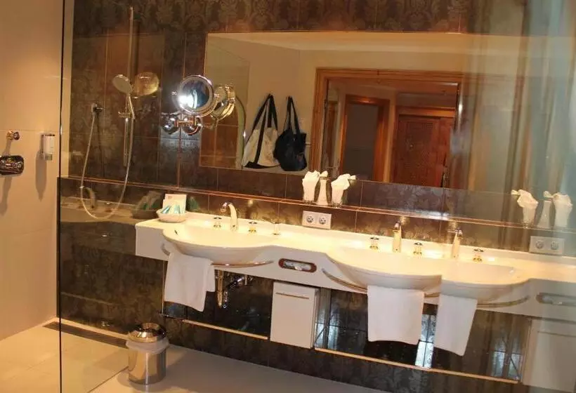 Superior suite with balcony, Wellnessresidenz Schalber