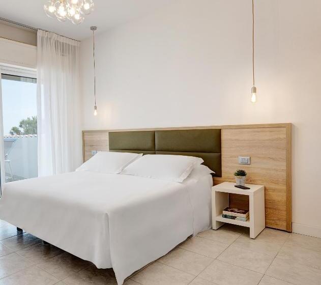 اتاق کلاسیک سه تخته, Delaville Frontemare