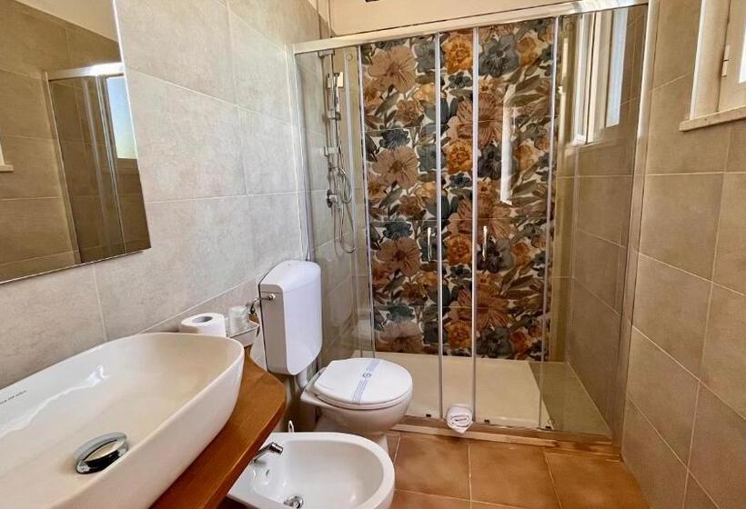 اتاق استاندارد سه تخته با چشمانداز باغ, Frassetto