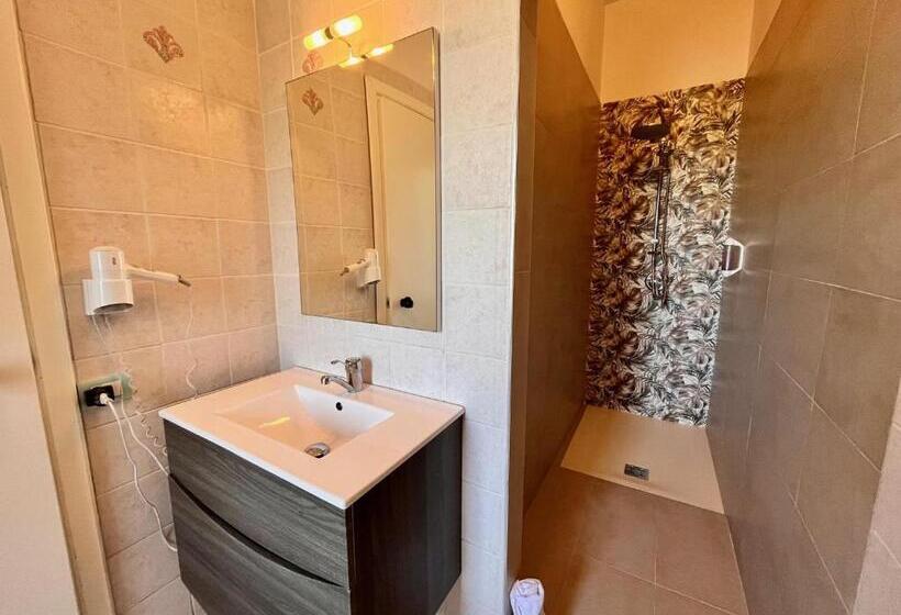 اتاق استاندارد سه تخته با چشمانداز باغ, Frassetto