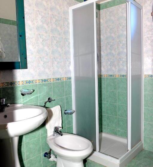 اتاق استاندارد چهار تخته, La Ninfea