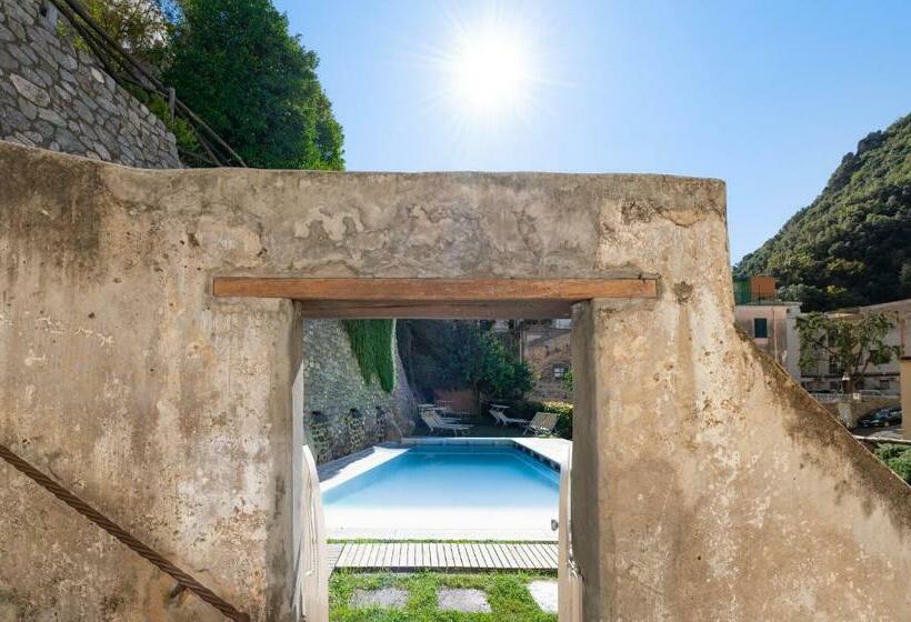 Quarto Deluxe, Amalfi Resort