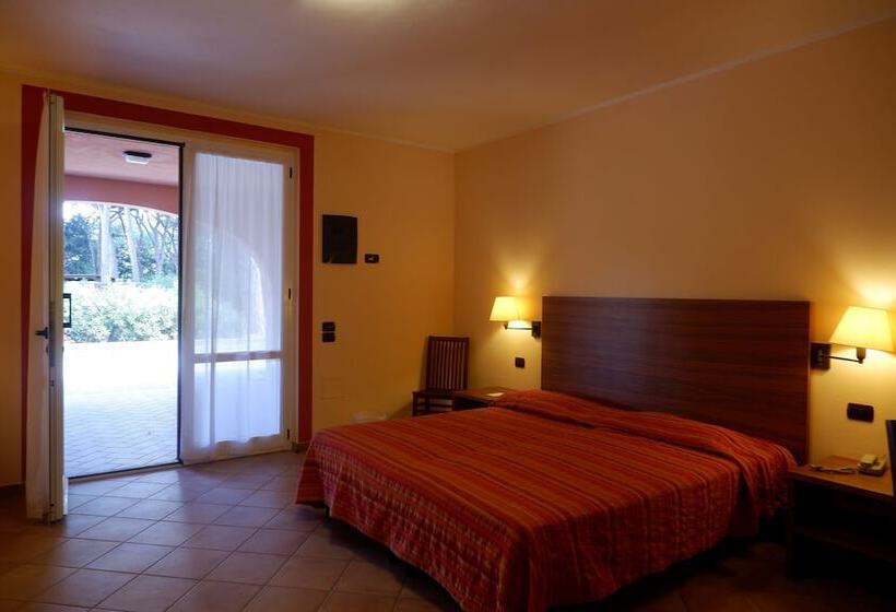 غرفة قياسية رباعية مطلة على الحديقة, Corte Dei Tusci Village Palace