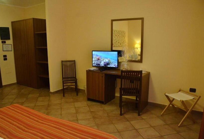 غرفة قياسية مطلّة علي حمام السباحة, Corte Dei Tusci Village Palace