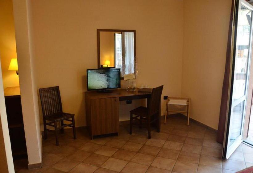 Трехместный Номер Стандарт Вид на Бассейн, Corte Dei Tusci Village Palace