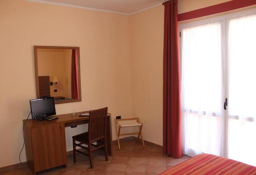 غرفة قياسية ثلاثية مطلة علي حمام السباحة, Corte Dei Tusci Village Palace