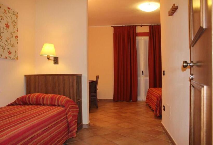 غرفة قياسية ثلاثية مطلة علي حمام السباحة, Corte Dei Tusci Village Palace