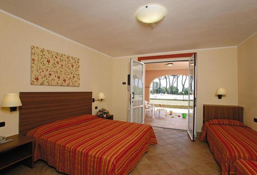 غرفة قياسية رباعية مطلة على الحديقة, Corte Dei Tusci Village Palace