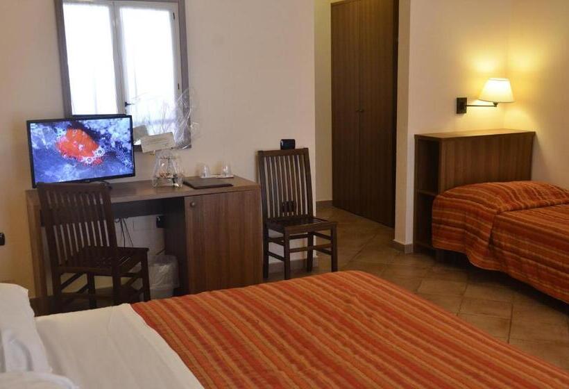 غرفة قياسية رباعية مطلة على الحديقة, Corte Dei Tusci Village Palace