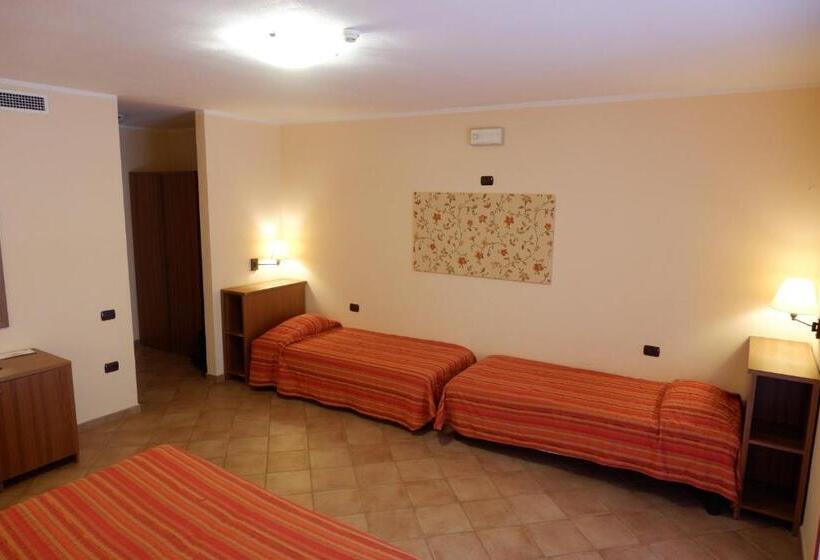 غرفة قياسية رباعية مطلة على الحديقة, Corte Dei Tusci Village Palace