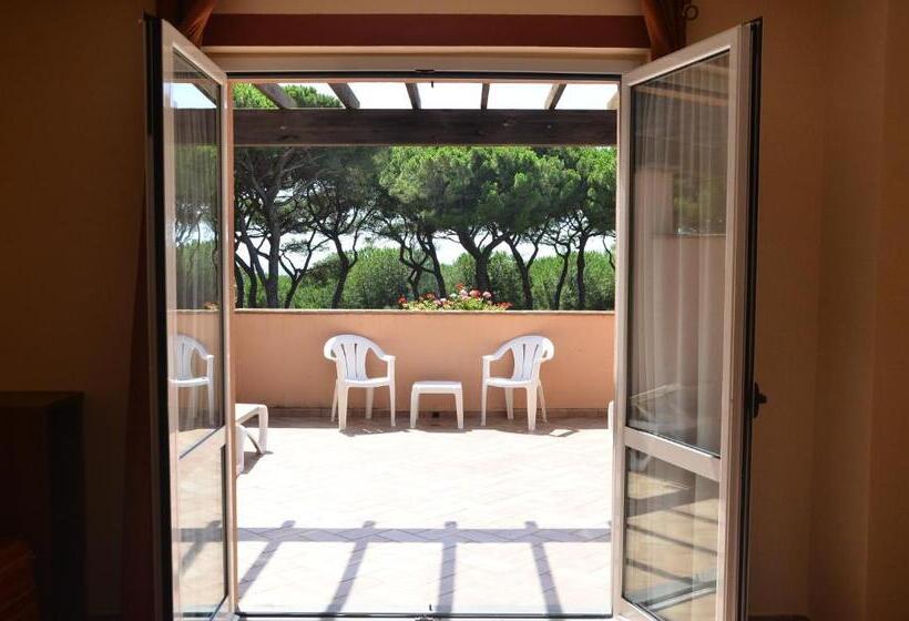 غرفة قياسية رباعية مطلة على البحر, Corte Dei Tusci Village Palace