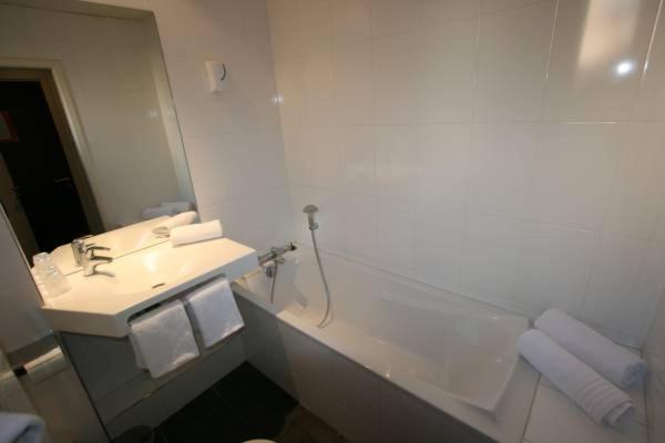 标准三人间, Des Tonneliers