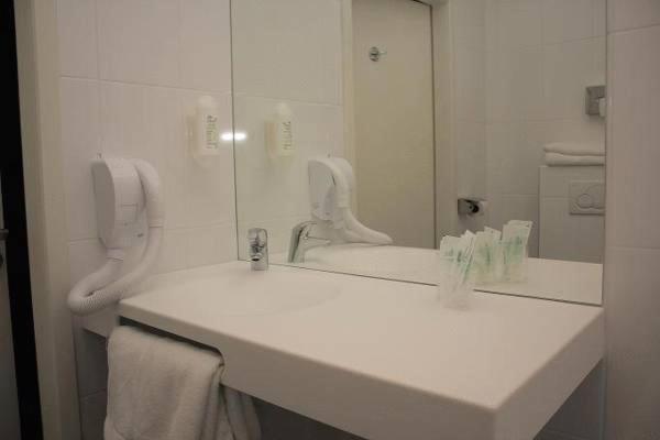 标准三人间, Des Tonneliers