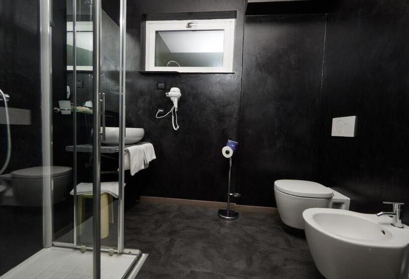 带露台的小型套房, Eden