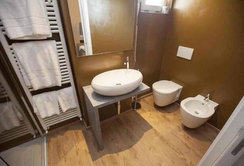 带河湖景观的轻年套房, Eden