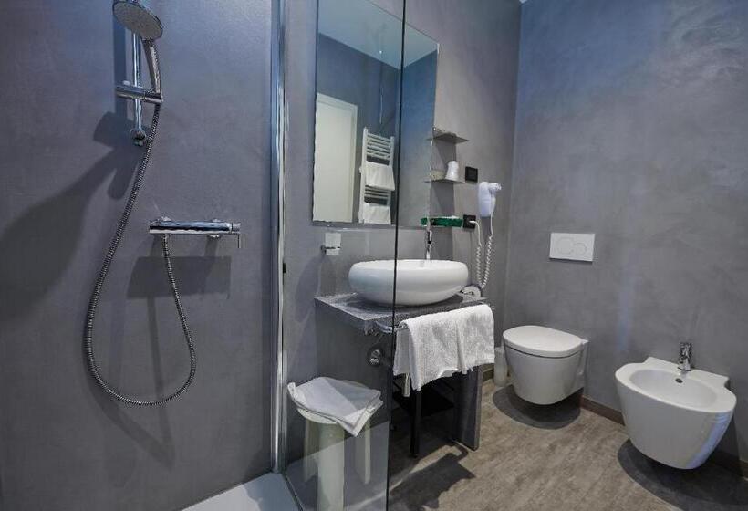 带露台的小型套房, Eden