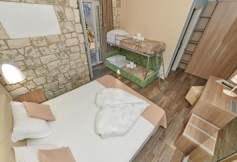 带露台的小型套房, Eden