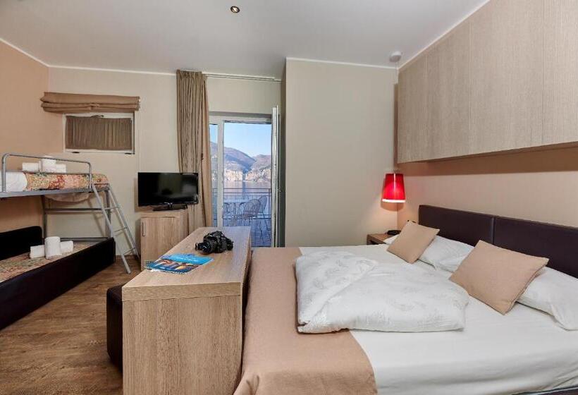 带露台的小型套房, Eden