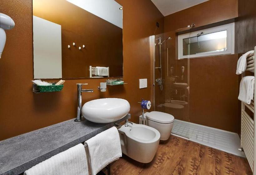 带河湖景观的轻年套房, Eden