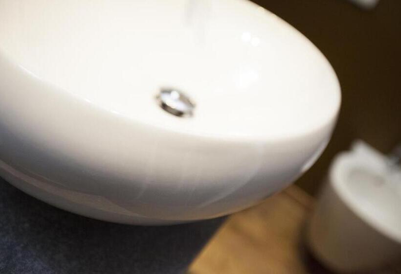 带河湖景观的轻年套房, Eden