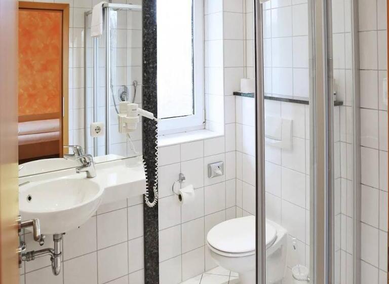 Chambre Standard Individuelle, Graf Lehndorff Zur Messe