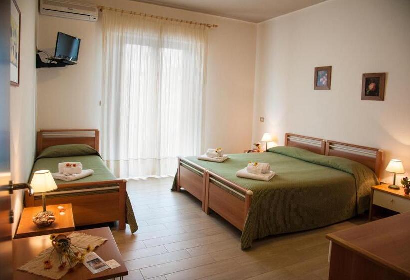 Трехместный Номер Стандарт с Балконом, Le Giare B&b