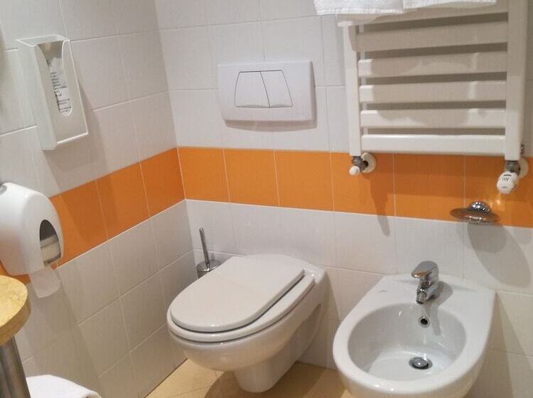 标准单人间, Medea