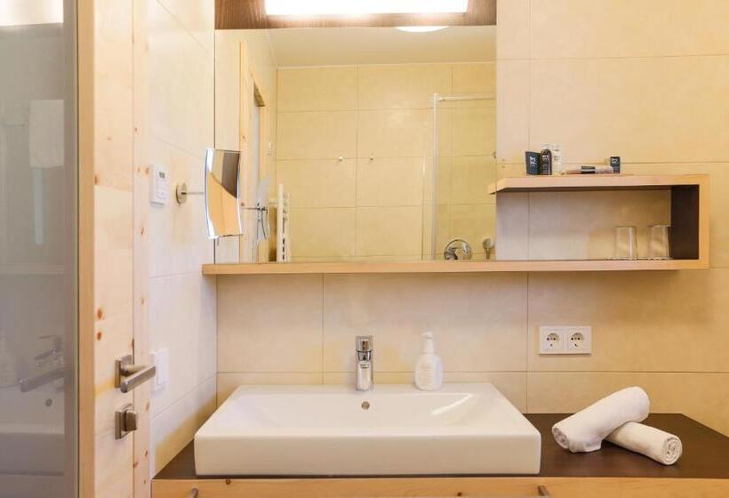 Suite with lake view, Weihrerhof