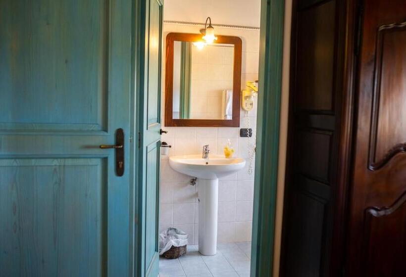 اتاق استاندارد سه نفره, Masseria Montepaolo Dimora Di Charme