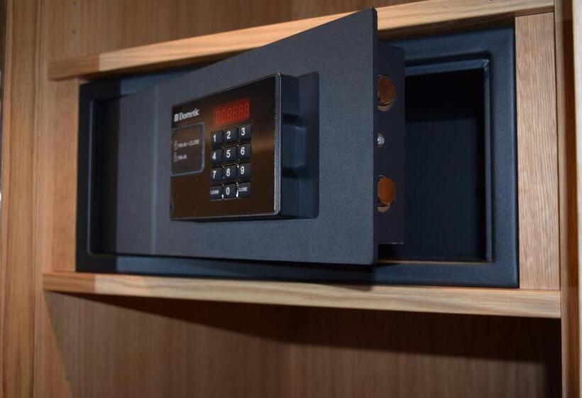 带阳台的高级房间, Eden