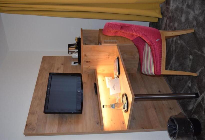 高级单人间, Eden