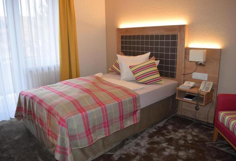 高级单人间, Eden