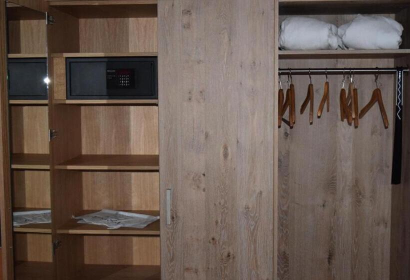 高级小型套房, Eden