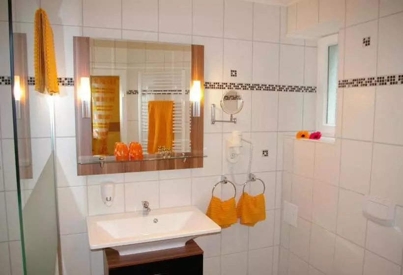 Standard Kolmen Hengen Huone, Heissinger