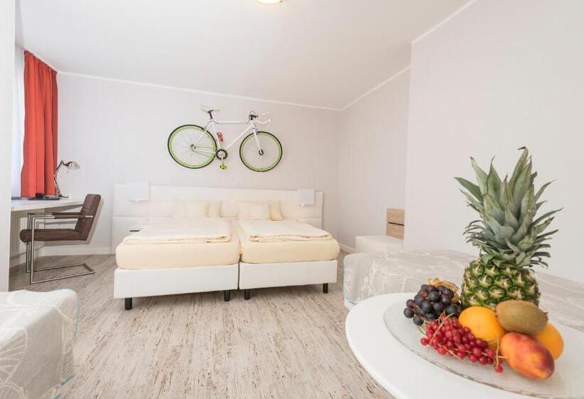 חדר סטנדרט לשלושה, Tiek Superior