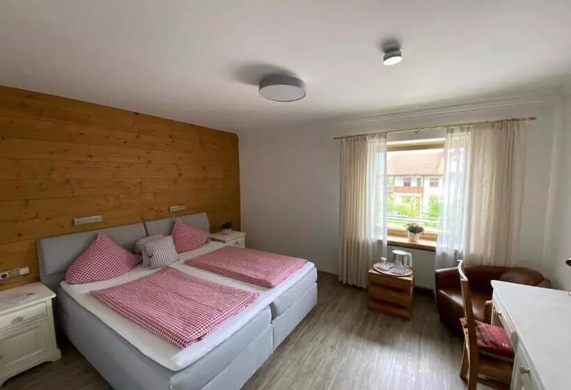 Perhehuone, Alpinhotel Inzeller