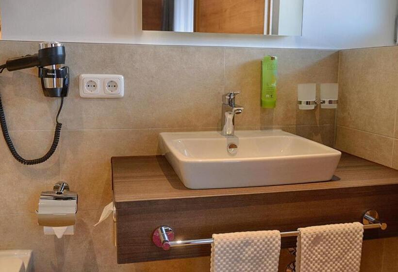 Quarto Triplo Estandar com Sacada, Alpenhof