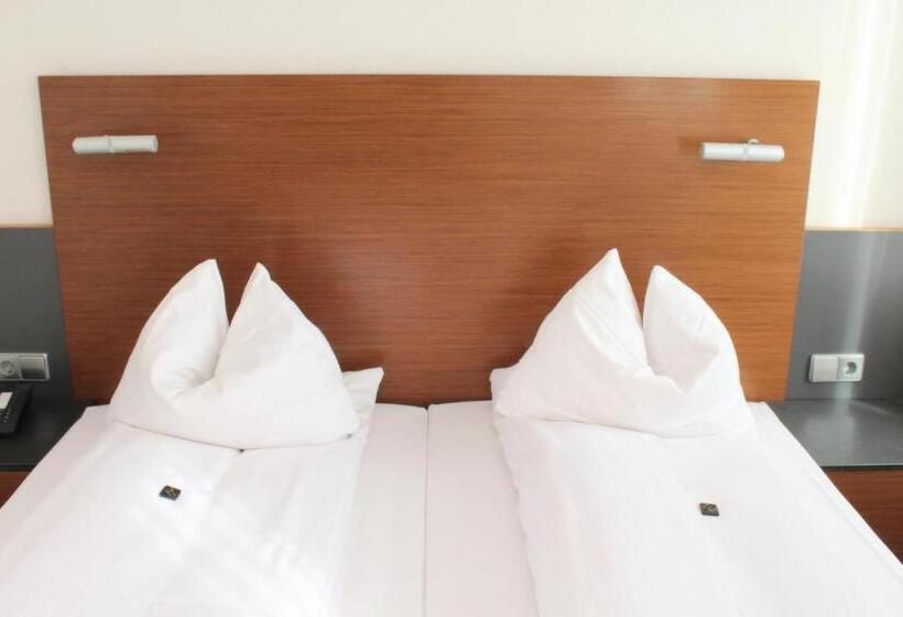 スタンダードトリプルルーム, Am Hirschgarten