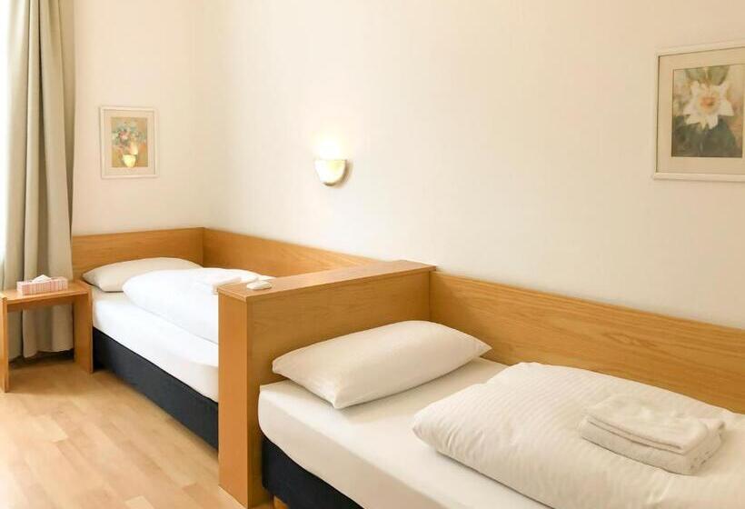 غرفة قياسية, Moon