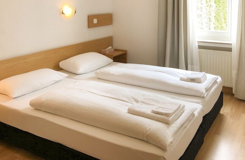 غرفة قياسية, Moon