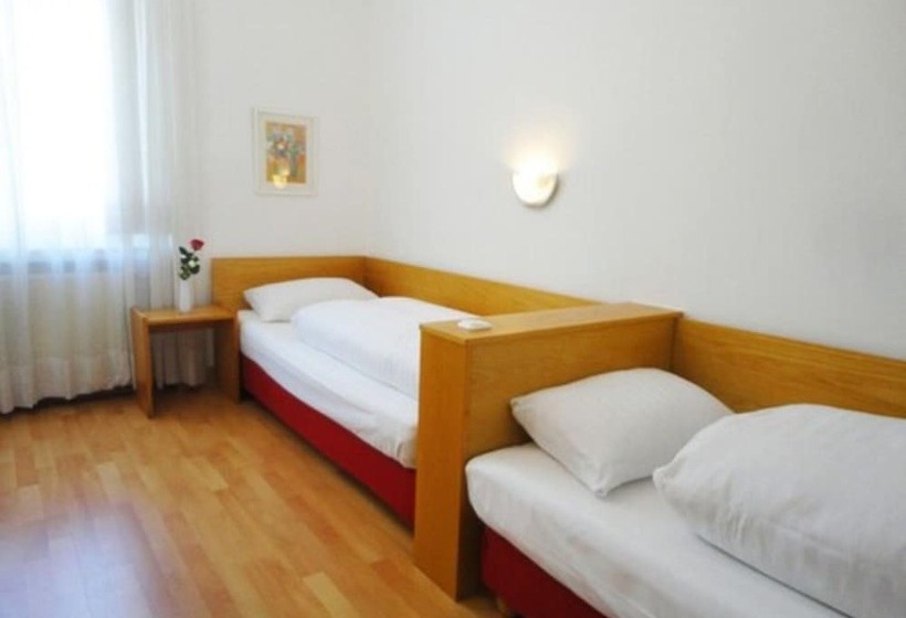 غرفة قياسية, Moon