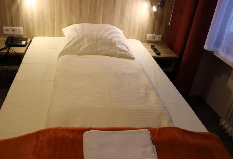 标准单人间, Paris