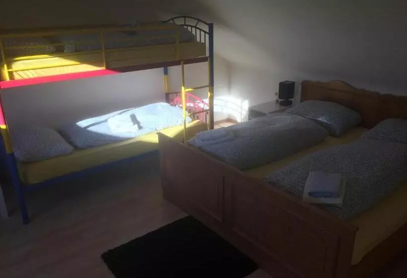 Standard Neljän Hengen Huone, Familie Hotel Kameleon
