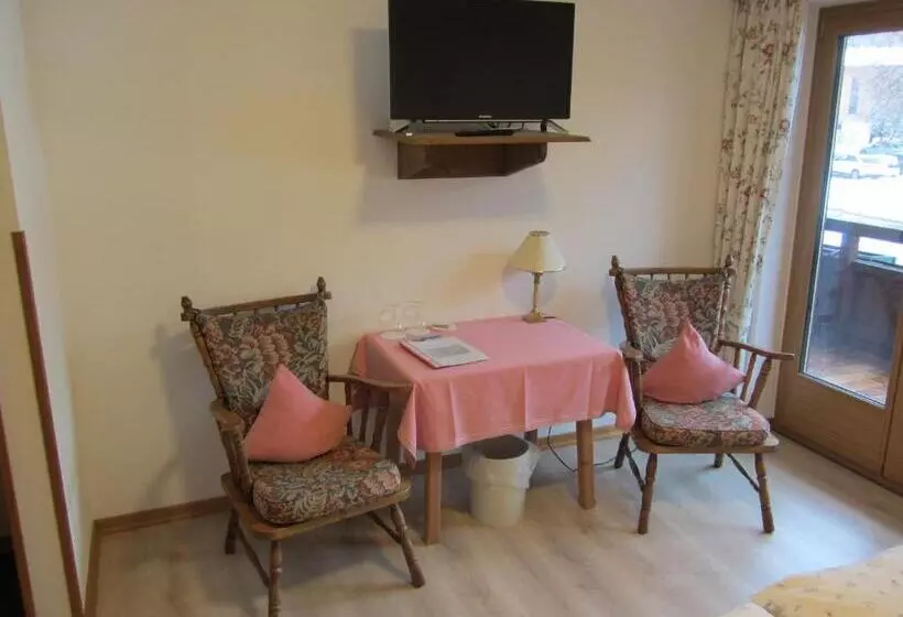 اتاق اکونومی, Pension Ostler