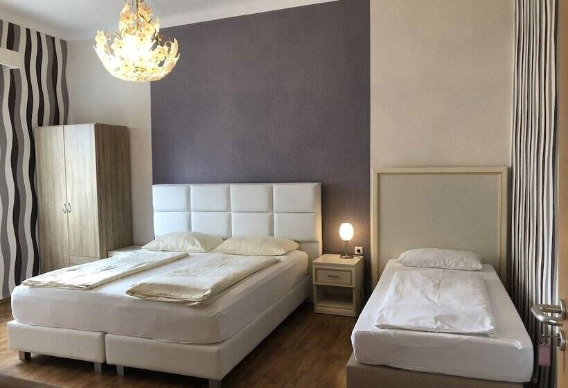 חדר סטנדרט לשלושה, Rheinischer Hof