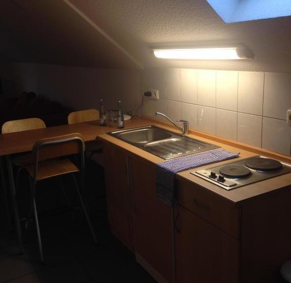 شقة غرفة واحدة, Zum Alten Schlagbaum