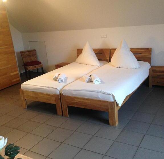 شقة غرفة واحدة, Zum Alten Schlagbaum