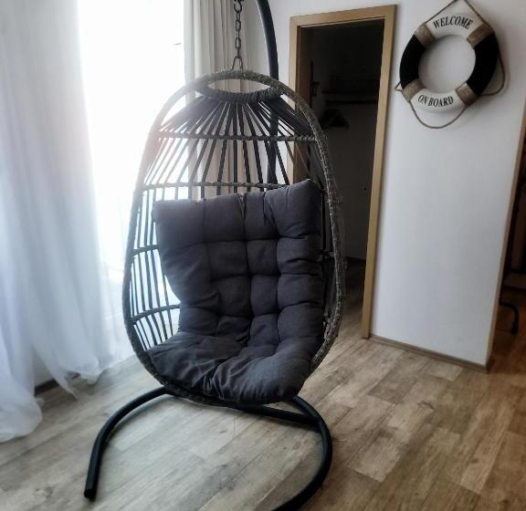 جناح جونيور, Aquarius