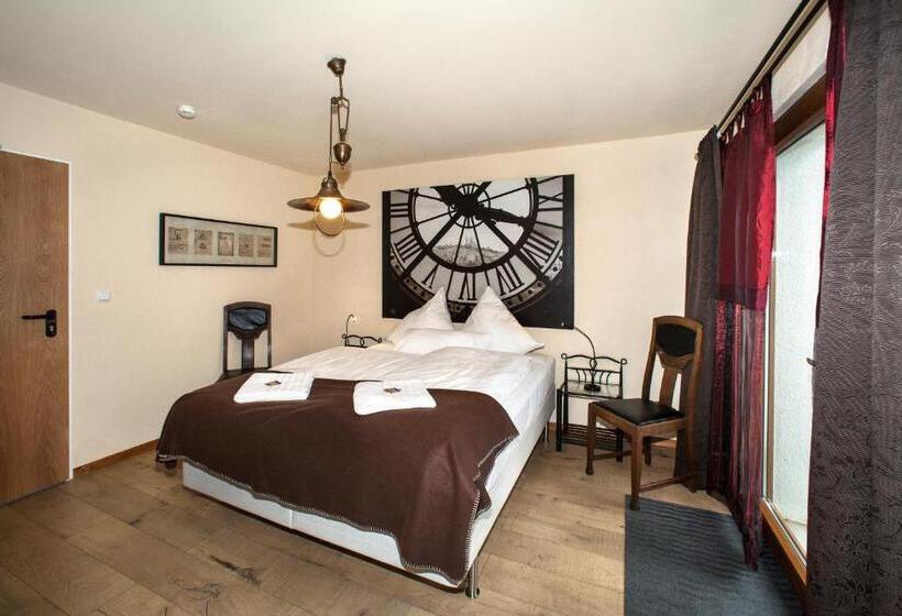 Номер Стандарт с Балконом, Hinter Den Spiegeln